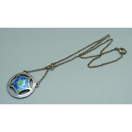 1028 - An Arts and Crafts silver and enamelled pendant necklet, marked silver on bolt ring, pendant 30mm di... 