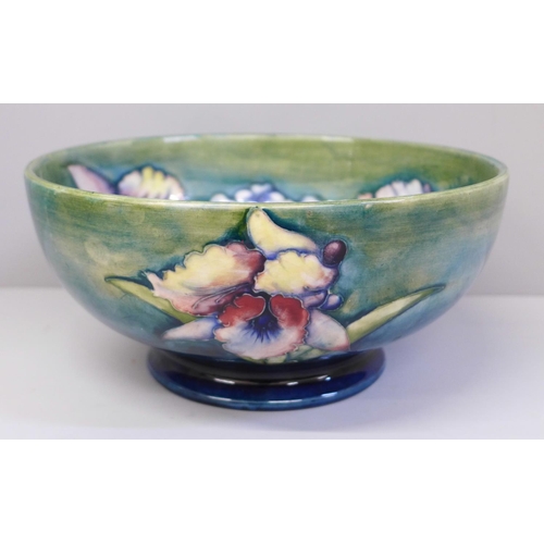 610 - An early 20th Century Moorcroft Orchid pattern bowl, 21cm