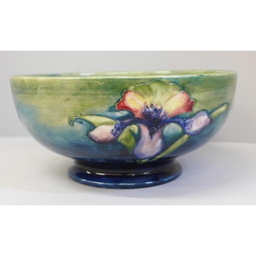 610 - An early 20th Century Moorcroft Orchid pattern bowl, 21cm