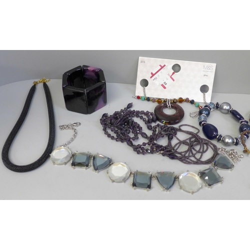 625 - Modern jewellery; necklaces, pendants and a bangle