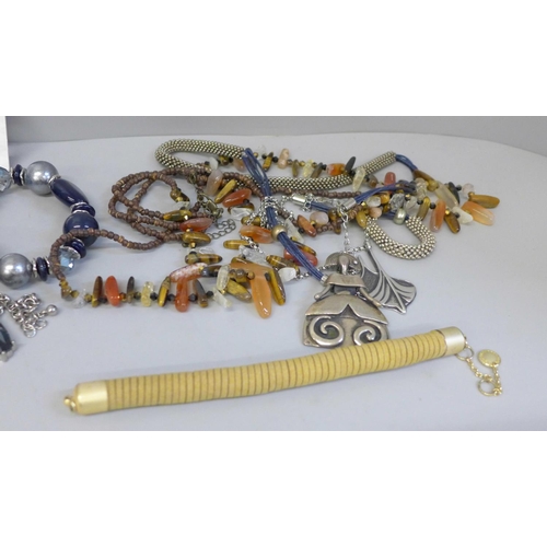 625 - Modern jewellery; necklaces, pendants and a bangle