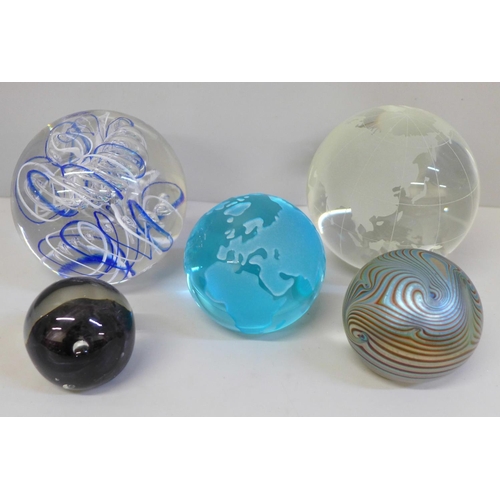 643 - Five glass paperweights including two globes