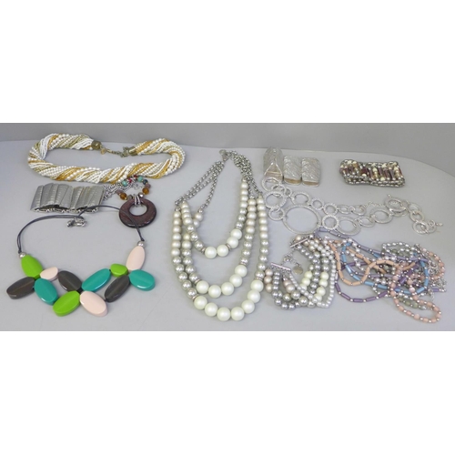 668 - Modern costume jewellery necklaces