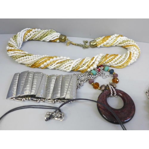 668 - Modern costume jewellery necklaces