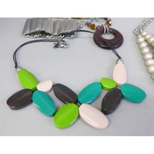 668 - Modern costume jewellery necklaces