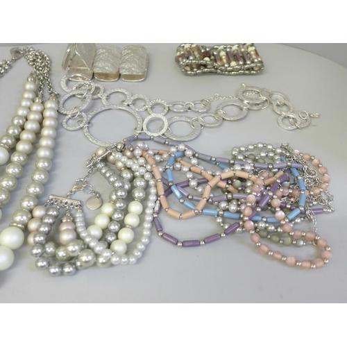 668 - Modern costume jewellery necklaces