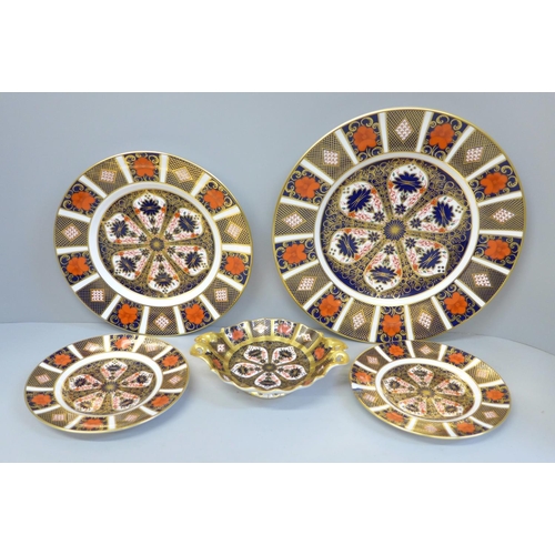 669 - A collection of Royal Crown Derby 1128 pattern plates, two tea plates, a side plate and dinner plate... 