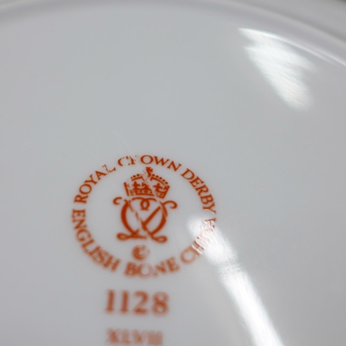 669 - A collection of Royal Crown Derby 1128 pattern plates, two tea plates, a side plate and dinner plate... 