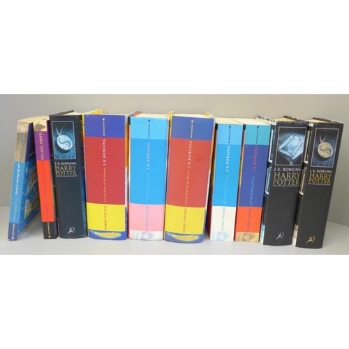 672 - A collection of Harry Potter novels, six first editions