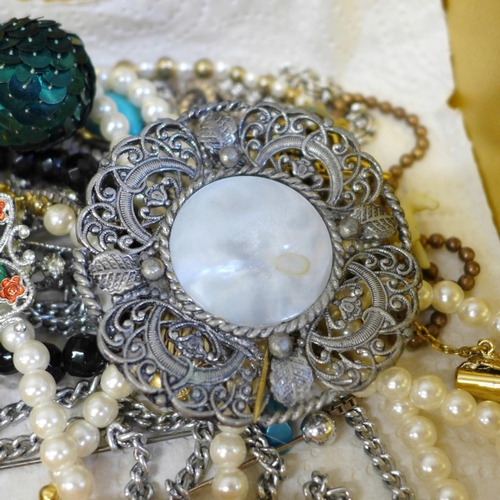 679 - A box of costume jewellery