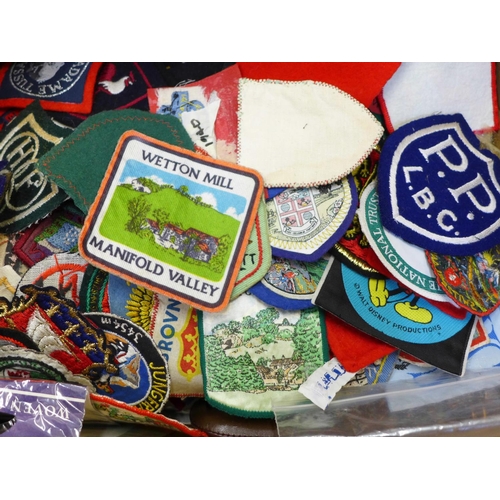 686 - A large collection of cloth and enamel badges including Scouting