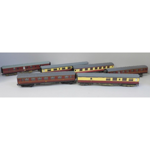 697 - Six Hornby, Bachmann OO gauge carriages