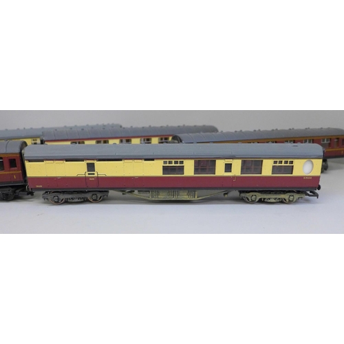 697 - Six Hornby, Bachmann OO gauge carriages