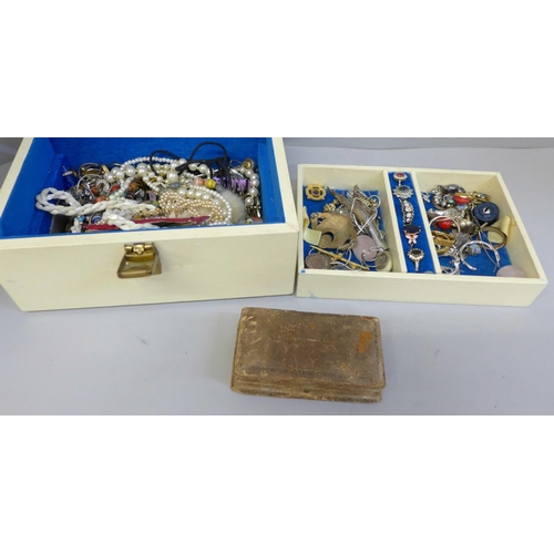 720 - A jewellery box and contents