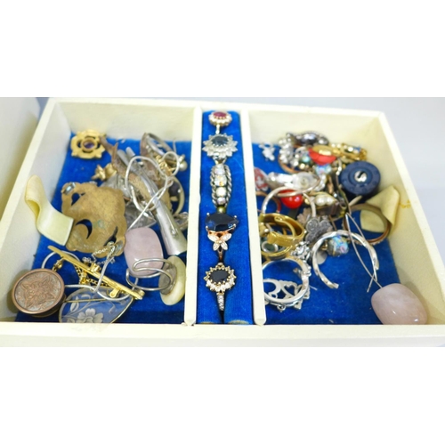 720 - A jewellery box and contents