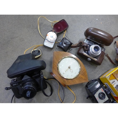 770 - A collection of vintage cameras and accessories: Voigtlander, Brownie, lens, light meter and a clock