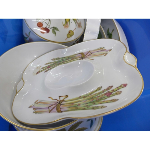 788 - Royal Worcester Evesham tablewares