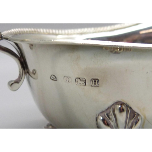 835 - A silver sauce boat, Birmingham 1932, 73g