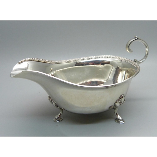 835 - A silver sauce boat, Birmingham 1932, 73g