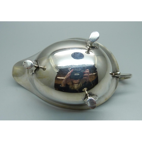 835 - A silver sauce boat, Birmingham 1932, 73g