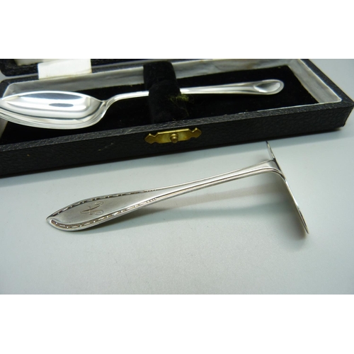 838 - A silver spoon and a silver pusher, 45g