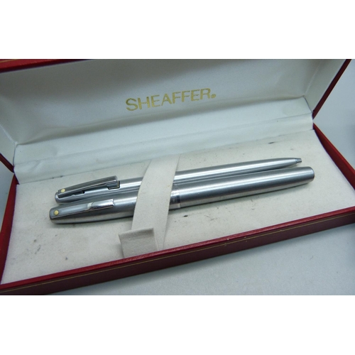 861 - A Sheaffer pen and a Sheaffer two pen set, both cased