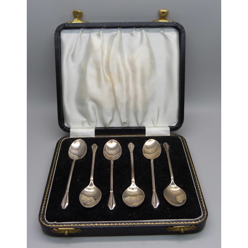 867 - A set of six silver spoons, 39.5g