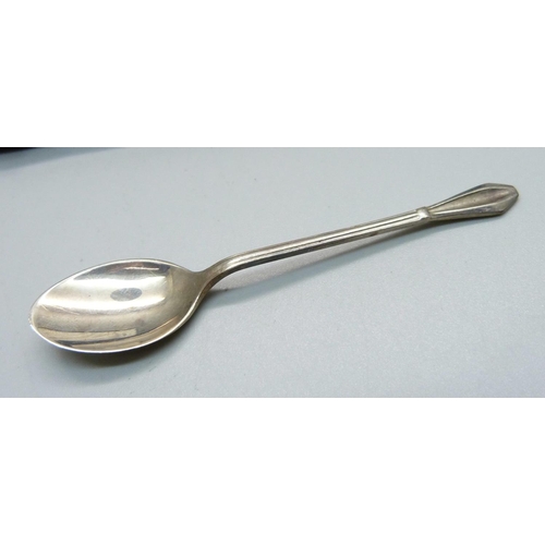 867 - A set of six silver spoons, 39.5g