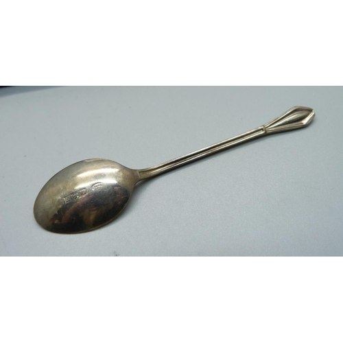 867 - A set of six silver spoons, 39.5g