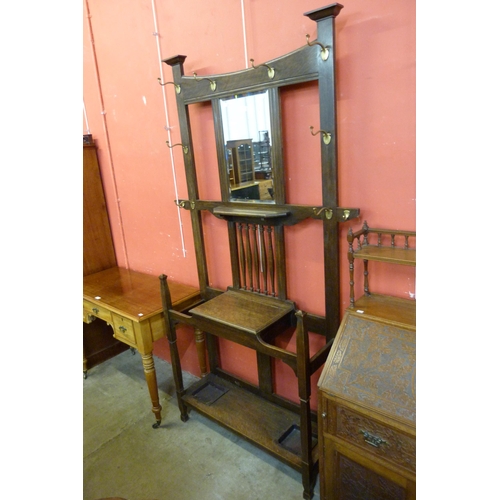 117 - An Arts and Crafts oak mirrorback hallstand