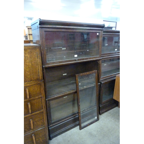 131 - An early 20th Century Globe Wernicke oak three tier sectional stacking bookcase