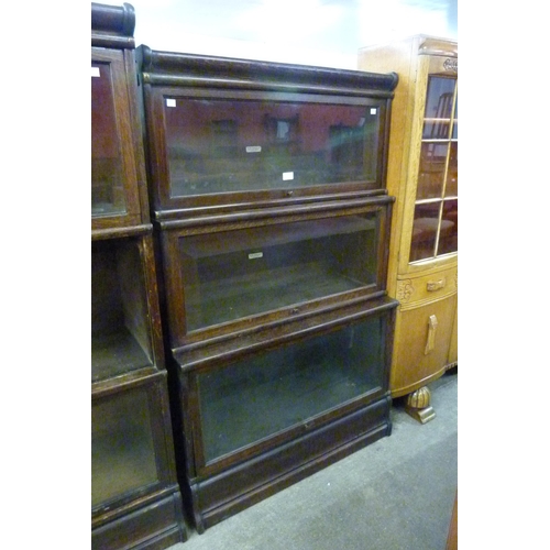 132 - An early 20th Century Globe Wernicke oak three tier sectional stacking bookcase