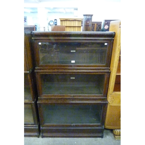 132 - An early 20th Century Globe Wernicke oak three tier sectional stacking bookcase