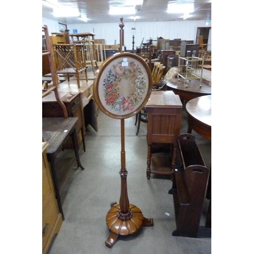 174 - A Victorian rosewood polescreen