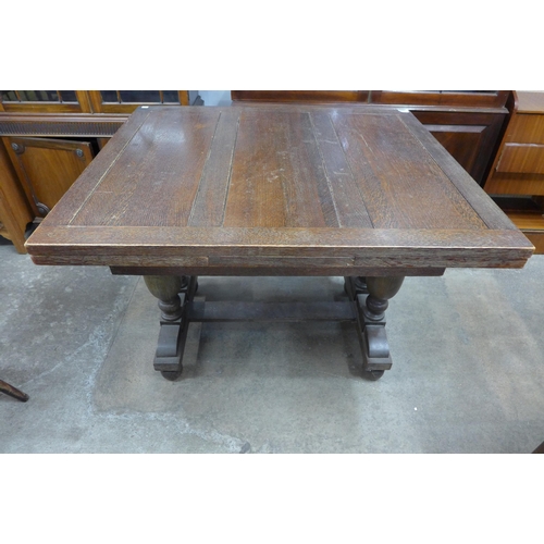 258 - An oak draw-leaf table