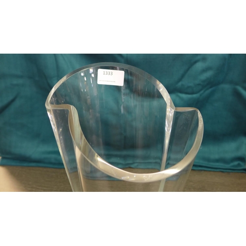 1333 - A contemporary clear glass vase