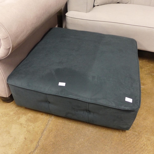 1423 - A green velvet buttoned footstool