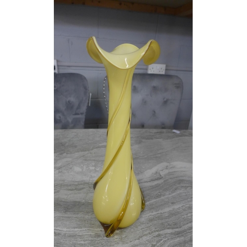 1431 - A yellow tulip shaped glass vase