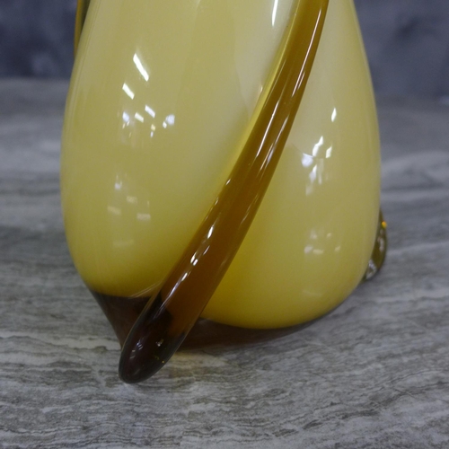 1431 - A yellow tulip shaped glass vase