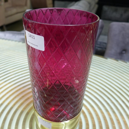 1411 - A cerise and gold patterned glass vase