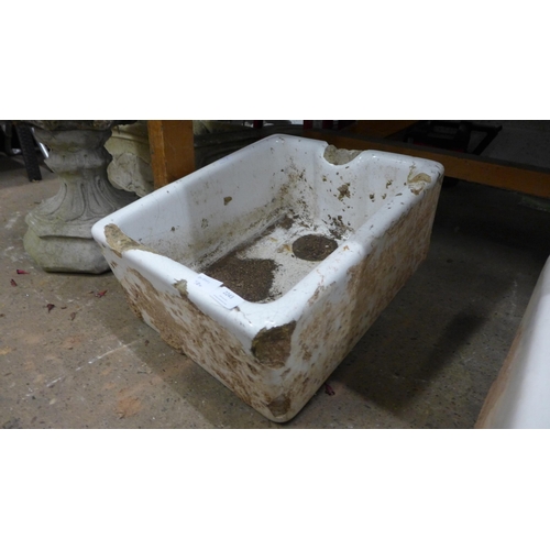 2216 - Medium sized Belfast style ceramic sink