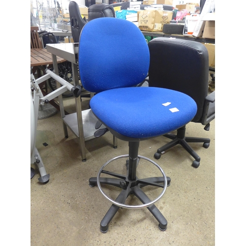 2235 - High level swivel office chair