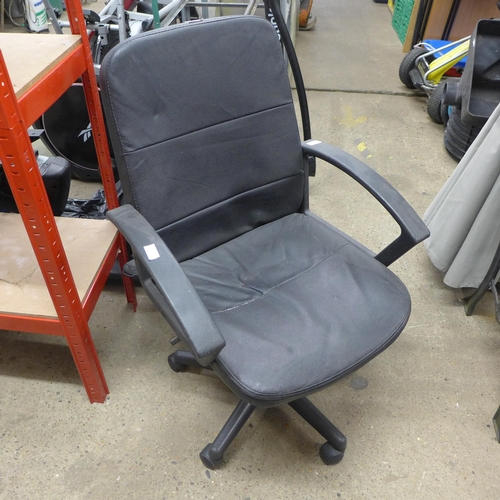 2236 - Black swivel office armchair