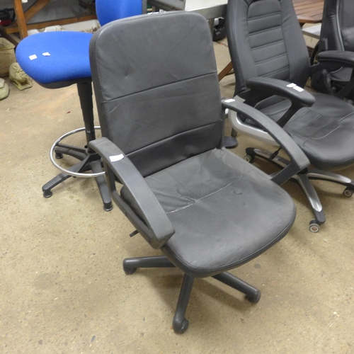 2236 - Black swivel office armchair