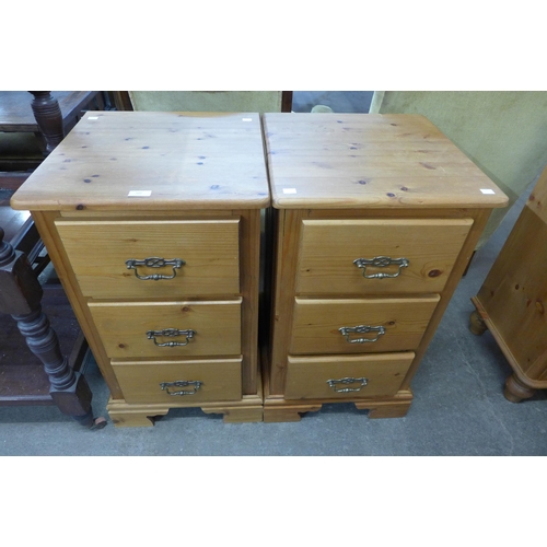 174 - A pair of Victorian style pine three drawer chests