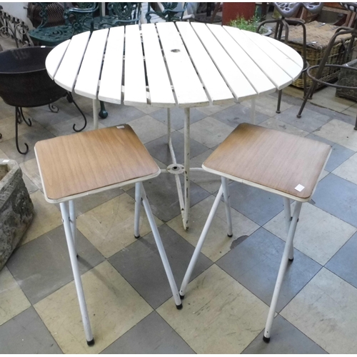 275 - A tubular steel and painted wooden circular garden table and two small folding stools