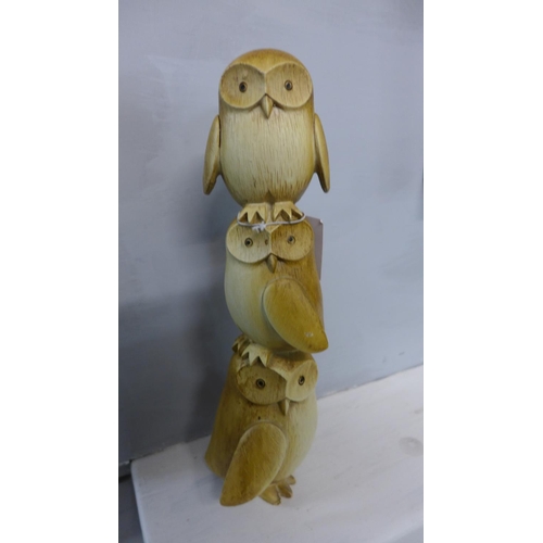 1302 - A wood effect owl trio tower, H 17cms (3033307)   #