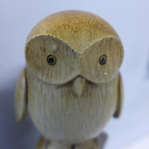 1302 - A wood effect owl trio tower, H 17cms (3033307)   #