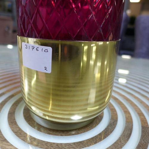 1411 - A cerise and gold patterned glass vase