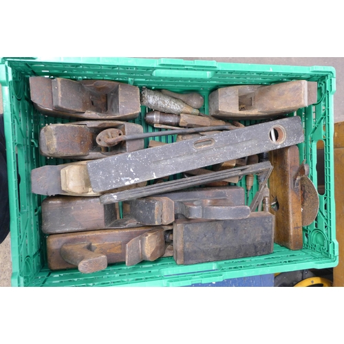 2025 - Tray of carpenter's tools inc. 7 wooden block planes